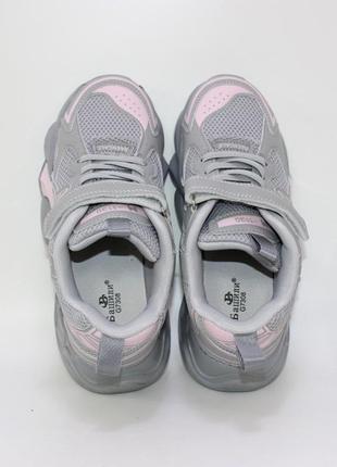Серые подростковые кроссовки для девочек с розовыми вставками8 фото