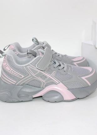 Серые подростковые кроссовки для девочек с розовыми вставками10 фото