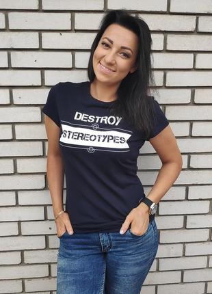 Стильная футболка с крутым принтом