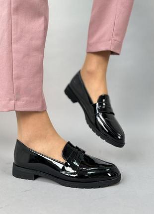 Чорні жіночі лаковані лофери туфлі