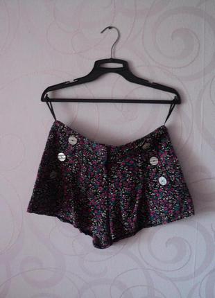 Короткие шорты с цветами