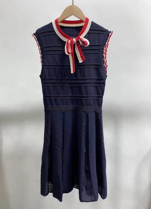 Темно синее короткое платье без рукавов с лентой бантом на шее sandro fidelia tie neck dress1 фото