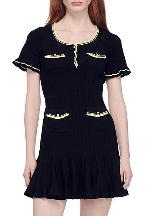 Короткое черное платье с караманами акцентами и вырезом на груди sandro