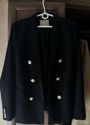 Стильный черный пиджак с золотыми пуговицами