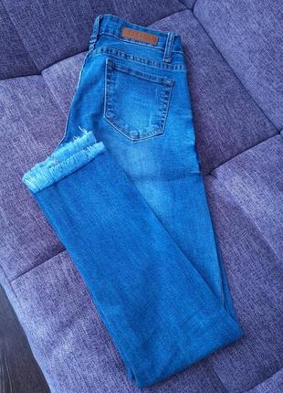 Рваные джинсы с потертостями и с заводскими дырками2 фото