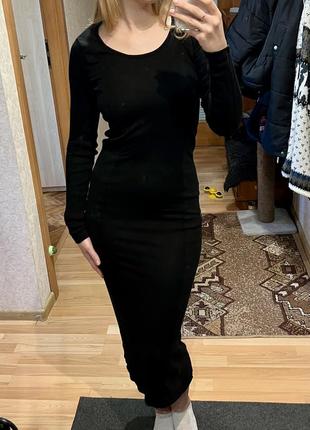 Довга чорна сукня