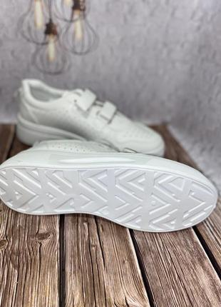 Белые кроссовки на липучках5 фото