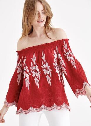 Яркая коттоновая блуза с вышивкой красная