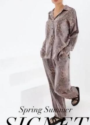 Нереально стильный леопардовый костюм,свободные штаны и рубашка ,ткань под атлас, турция.5 фото