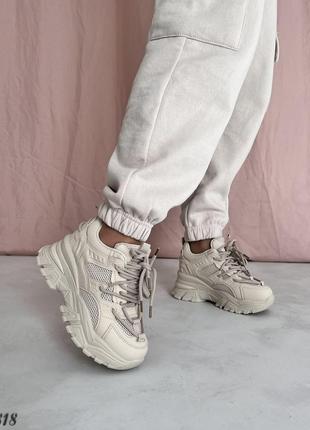 Трендовые женские сникерсы бежевого цвета