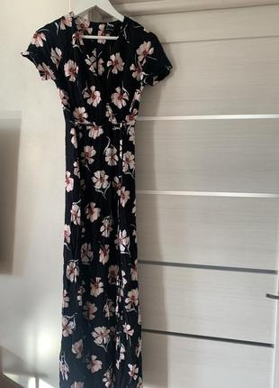 Платье в цветочный принт с разрезом