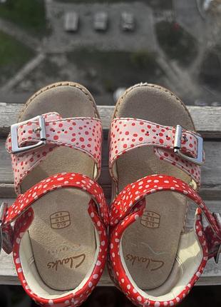 Яскраві босоніжки clarks 3