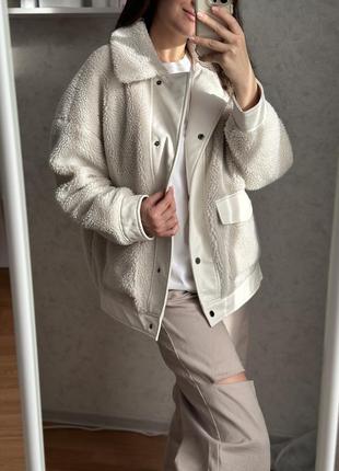 Легкая белая куртка искусственный мех mango1 фото