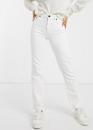 Белые прямые джинсы