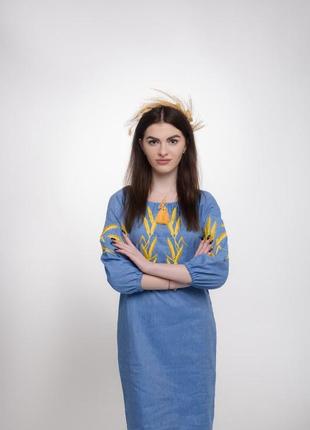 Жіноча сукня блакитного кольору з вишивкою колосків.4 фото