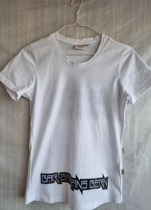Біла футболка з потужною накаткою бренду hakro