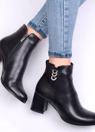 Стильные черные осенние деми ботинки ботильоны на широком устойчивом каблуке