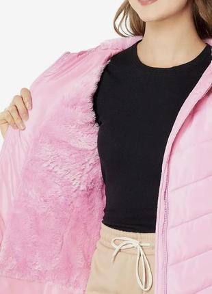 Базовая розовая куртка на меховой подкладке3 фото