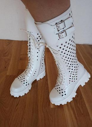 Стильні високі весняні черевики