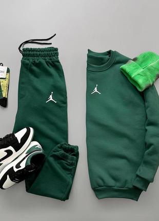 Чоловічий спортивний костюм