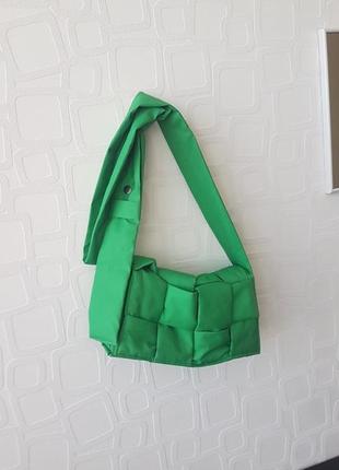 Яскрава сумка кросбоді