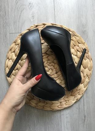 Чёрные туфли на высоком каблуке