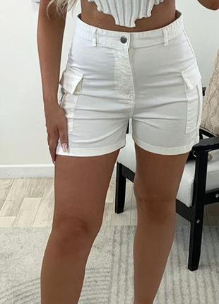 Белые джинсовые шорты карго
