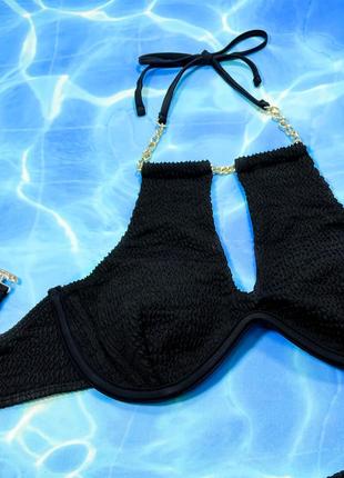 Чорний жіночий купальник у рубчик з кісточками через шию бразиліана з ланцюжками декольте5 фото