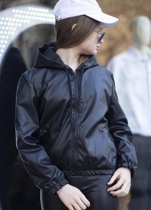 Подростковая куртка-бомбер из эко-кожи на молниих с капюшоном размеры140-1641 фото