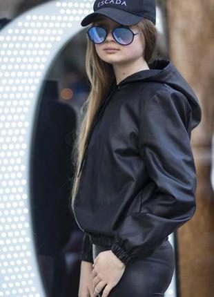 Подростковая куртка-бомбер из эко-кожи на молниих с капюшоном размеры140-1643 фото