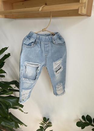 Стильные джинсы с дырками и потертостями