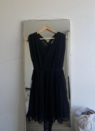 Легкое черное плиссированное платье mango.2 фото