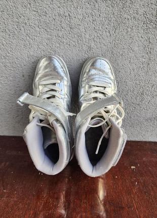 Серебристые кроссовки завешены6 фото