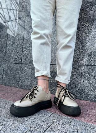Натуральные кожаные лакированные бежевые туфли - лоферы - слипоны - броги на высокой черной подошве2 фото