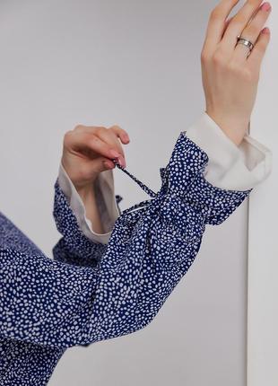 Плаття — мініжіноче коротке, з довгими рукавами із зав'язками з білими деталями, синє електрик4 фото
