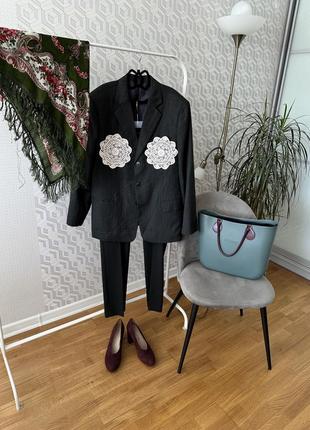 Современный стильный брендовый костюм с украинскими орнаментами серого цвета, вставки из кружева2 фото