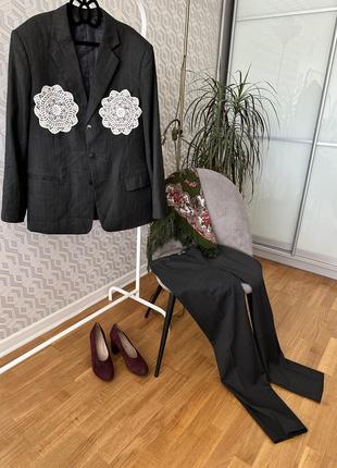 Современный стильный брендовый костюм с украинскими орнаментами серого цвета, вставки из кружева3 фото