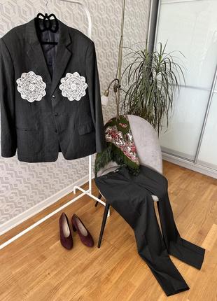 Современный стильный брендовый костюм с украинскими орнаментами серого цвета, вставки из кружева6 фото