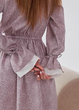 Плаття — мініжіноче коротке, з довгими рукавами із зав'язками з білими деталями, темна пудра