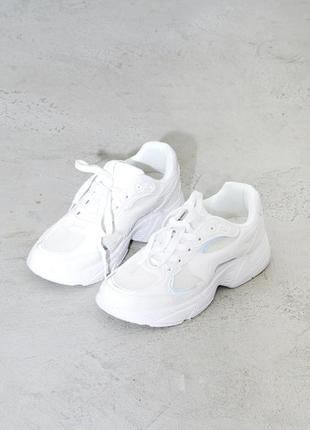 Кросівки кроси спортивні білі спортивне взуття світловідбівні вставки prettylittlething plt