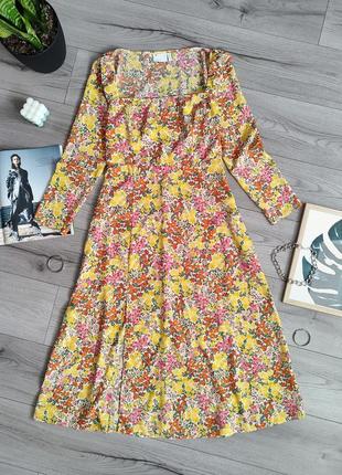 Сукня в квітковий принт / плаття / міді з розрізом / з довгими рукавами/ квадратний виріз