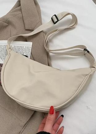 Маленькая женская сумка мессенжер с плечевым ремешком бежевая1 фото