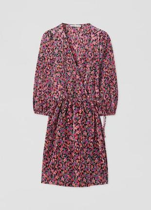 Платье-плиссе на запах pull&bear в цветочный принт с объёмными рукавами6 фото