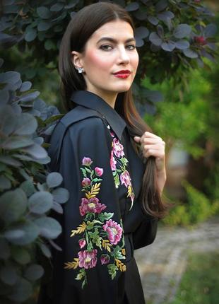 Неймовірна чорна сукня з ручною вишивкою «дивна квітка»8 фото