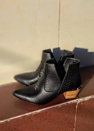Стильные ботильоны в стиле казаков на низком каблуке 6см