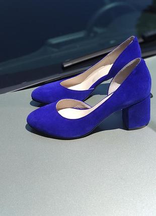 Туфлі з натуральної замші з полувідкритою стопою на ризькому підборі 6 см