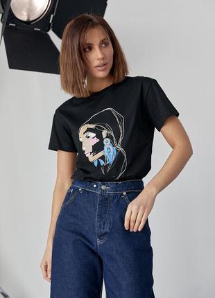 Жіноча футболка прикрашена принтом дівчини із сережкою — чорний колір, l (є розміри)7 фото