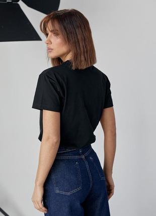 Жіноча футболка прикрашена принтом дівчини із сережкою — чорний колір, l (є розміри)2 фото