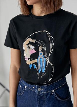 Жіноча футболка прикрашена принтом дівчини із сережкою — чорний колір, l (є розміри)4 фото