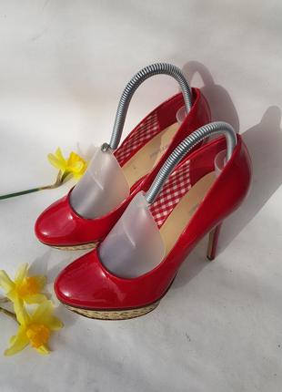 Красивные лаковые красные туфельки на шпильке7 фото